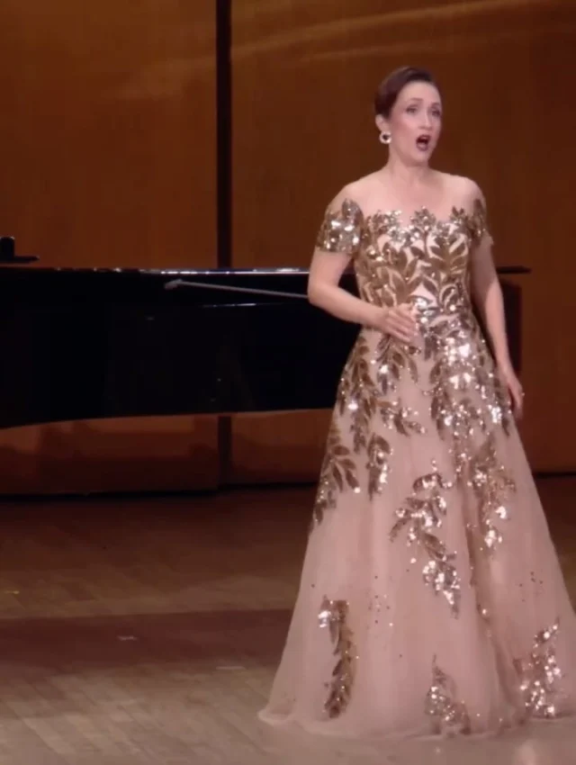 A bit of 🔔 Lakmé’s Bell Song 🔔 from our Golden Age recital at the @92ndstreety last month — a night I will treasure! Extra points if you can name the high note at the end (without checking 😜)

🎥 @92ndstreety 
🎹 @malcolmmartineau 
👗 @hertroveofficial 
💎 @tamsenz 
💄 @glowbyaffan