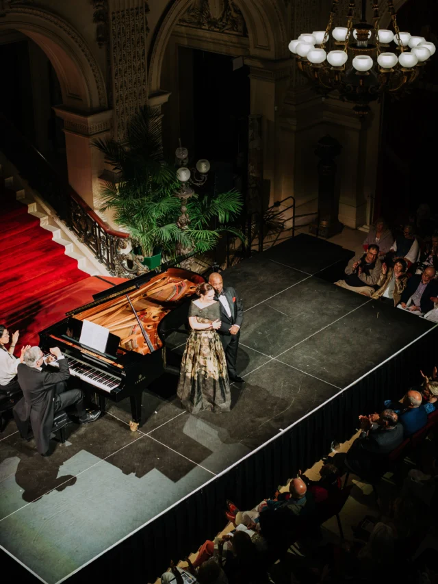 Nothing better than a sold-out Golden Age Opera Night at the Breakers with @newportclassical 🌟!! What a perfect setting we had in the historic Vanderbilt mansion with fabulous @malcolmmartineau and a wonderful audience. Thank you, Newport! @brownleetenor 

Our final Golden Age summer date is at @aspenmusicfest on August 4 with the lovely @myrahuang! 🌟

📸 @lisetterooneyphotography 
🔊 @pentatonemusic 
💎 @tamsenz 
Gold gown @hertroveofficial 
Black gown @alexteih_studio