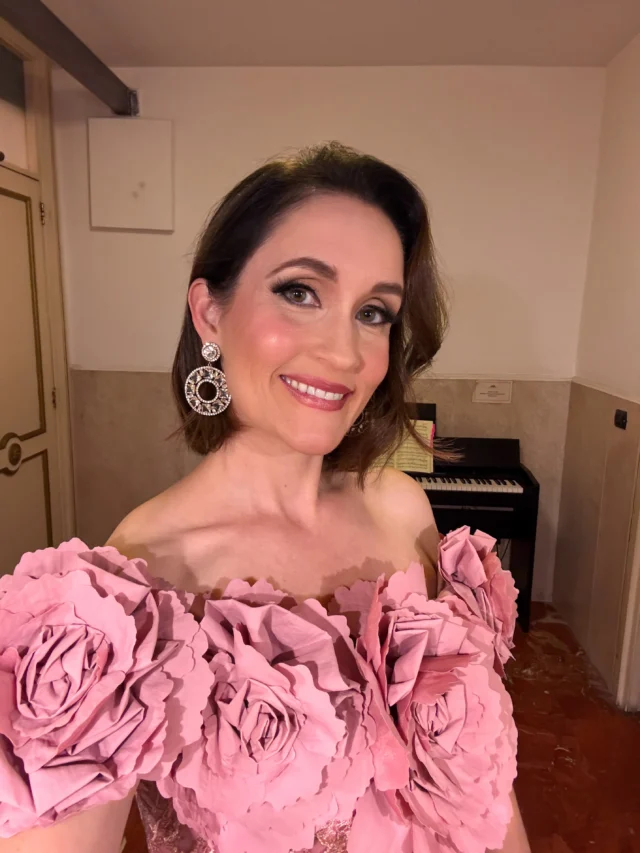 You all know by now that I can’t resist a dress with roses on it 😜🌹🌹🌹

@teatrosancarlo DEBUT!!! 🤯 What a beautiful night! Such an honor to sing the first ALCINA ever brought to this stage. One more performance today — and it’s my birthdayyyy! 😜🤩🤩 Lucky me! ☺️

Thank you @manami.ueke for the video 🙏
Stage photos by Luciano Romano 🙏

#SanCarlo #Napoli #Alcina #HouseDebut #Premiere