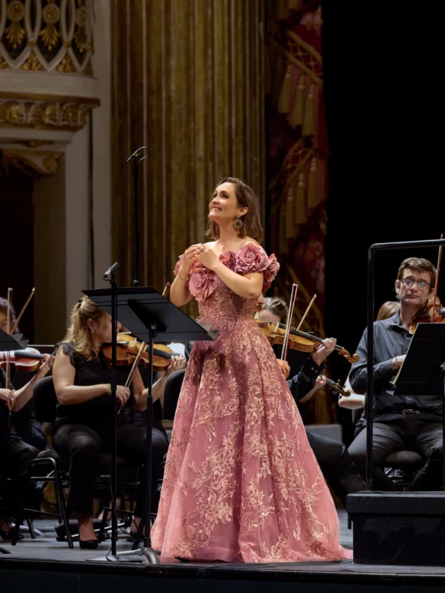 It turns out singing Morgana at @teatrosancarlo on your birthday is a pretty great gift ☺️ Thank you all for the great energy we had last night! Grateful especially to cellist Pierluigi Sanarica and concertmaster @fabriziofalasca_violin for the joy of singing “duets” with you both 🙏🙏🙏

Napoli, you have been an incredible experience! ♥️

📸 Luciano Romano 🙏
🎥 @carlo.vistoli 🙏

#Alcina #Morgana #Handel #Debut #Napoli