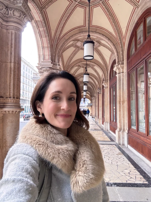 If you need me for the next month I’ll be doing laundry at the @wienerstaatsoper 🤭 I am incredibly excited to sing LA FILLE DU RÉGIMENT here on Nov 1, 4, 7, 10, & 13! Great feeling to be back in Vienna!! 🇦🇹 

Marie: Erin Morley 
Tonio: @xabieranduaga 
Sulpice: @peterkalmanopera 
Marquise de Berkenfield: @stephaniehoutzeel 
Hortensius: @marcus.pelz87 
Herzogin von Crakentorp: Brigitte Kren 
Conductor: Evelino Pidò 
Production: @laur.entpelly 

2nd 📸 by our revival director @lillifischer.directs :)

#ViennaStateOpera #Marie #LaFilleDuRégiment #Donizetti